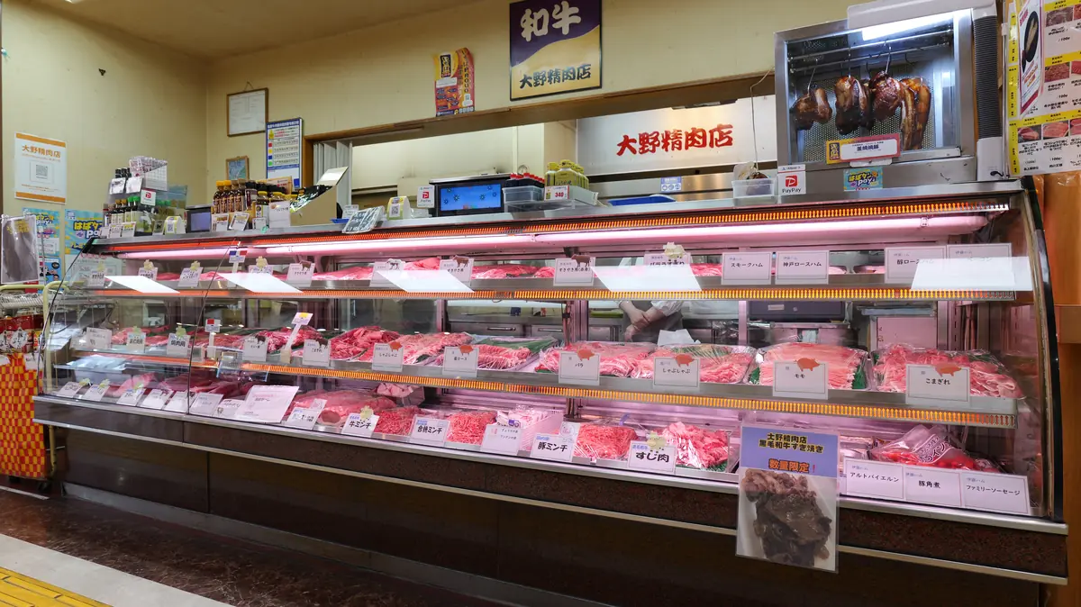大野精肉店の店内・ショーケース