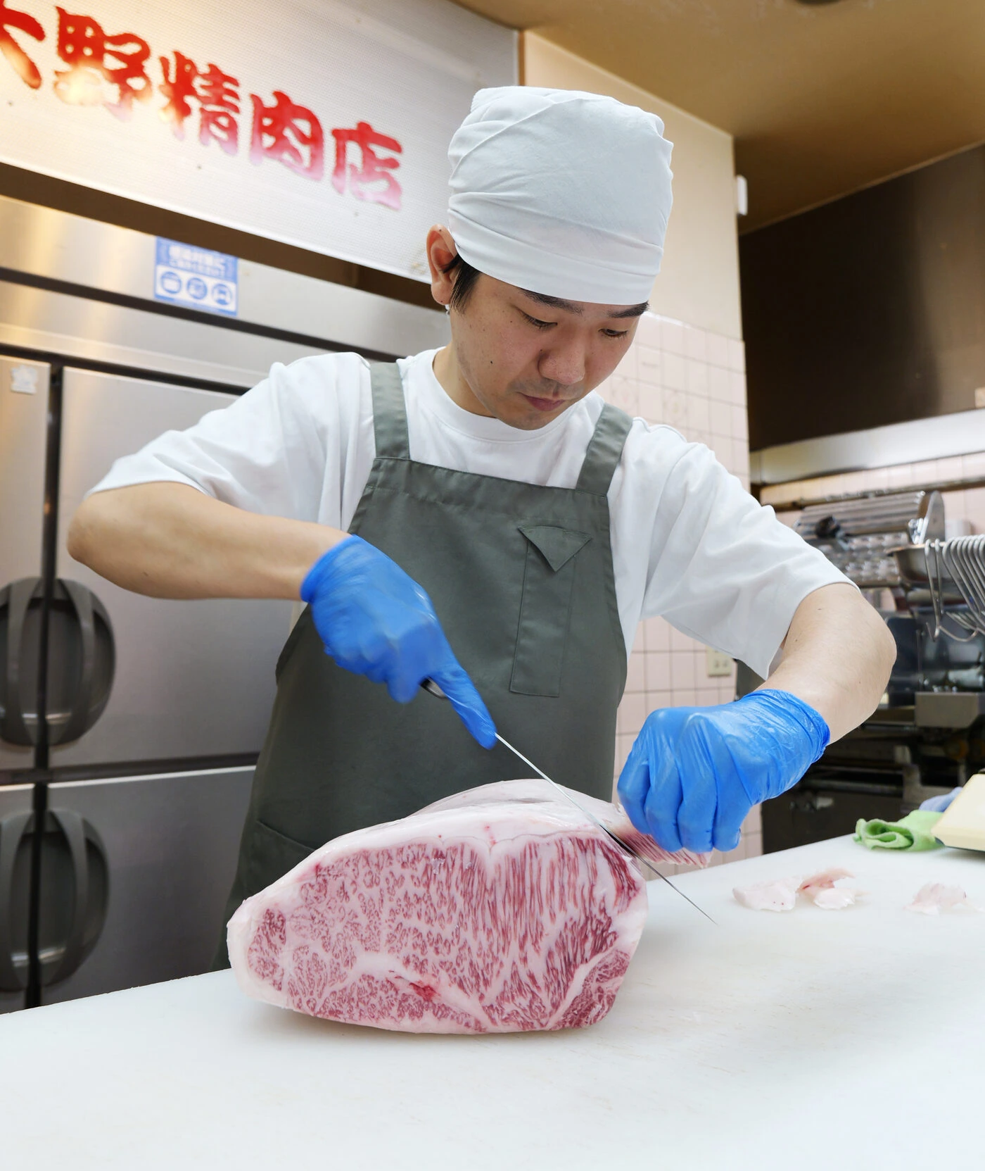 ブロック肉をカットする職人